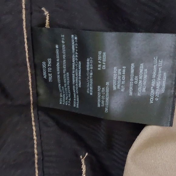 Volcom Shorts  Sz 36 NWOT    BUTTON MISSING - Picture 10 of 12